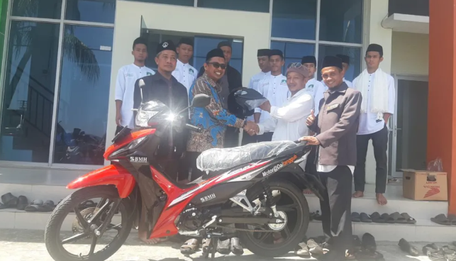 Dukung Dakwah BMH Serahkan Motor untuk Dai di Toraja Utara